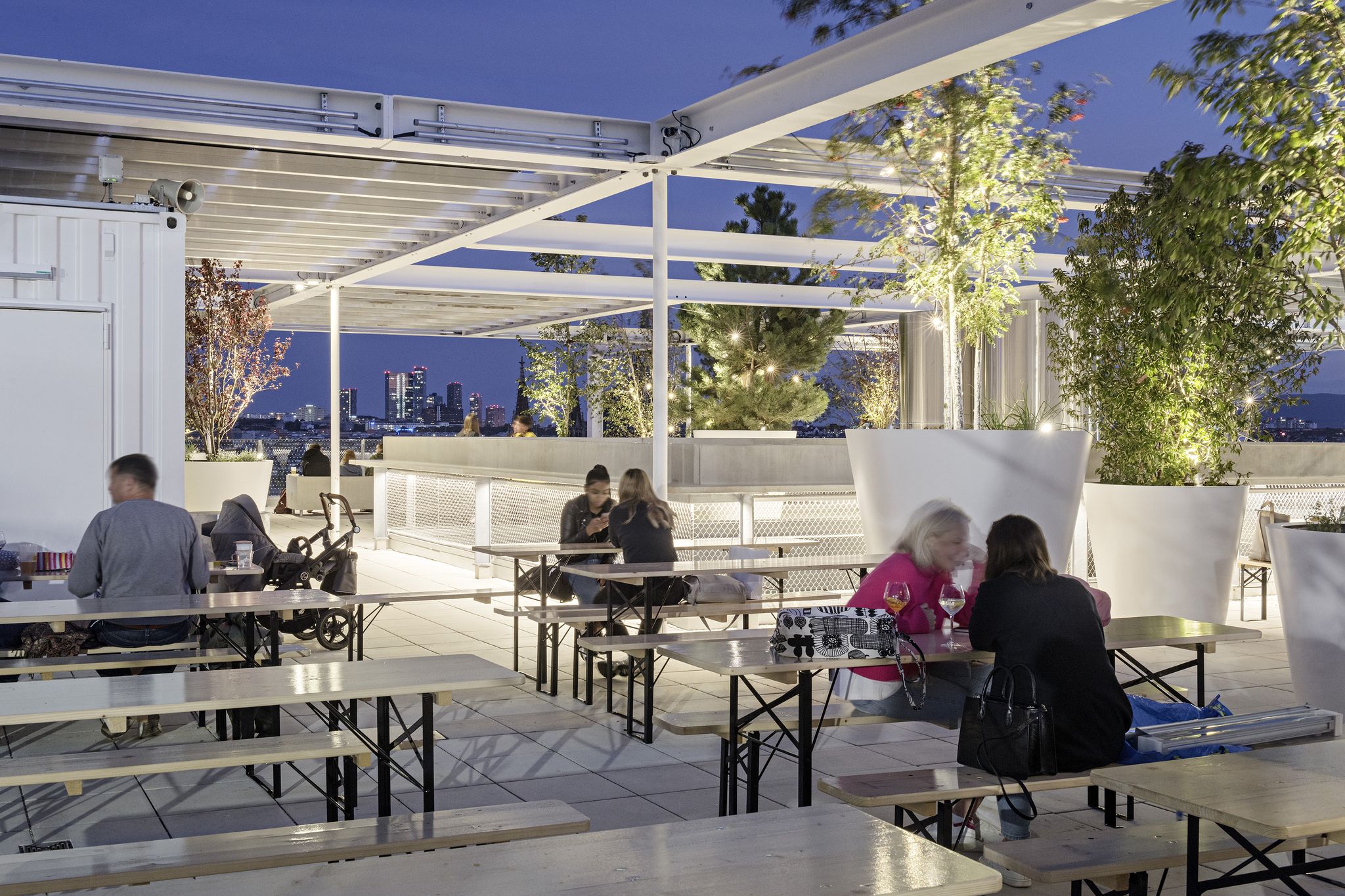 Obchod s nabytkom IKEA hostel a verejna terasa Vieden Rakusko 