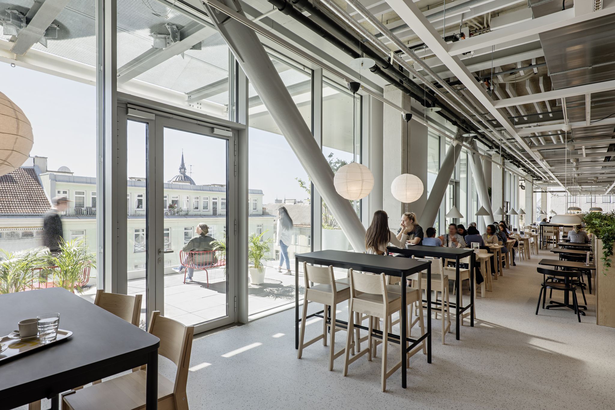 Obchod s nabytkom IKEA hostel a verejna terasa Vieden Rakusko 
