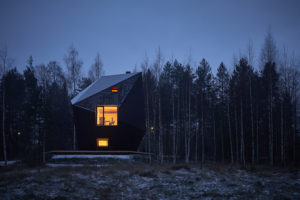 Chata ako z iného sveta. Vo fínskych lesoch stojí superúsporný príbytok zvaný Meteorit