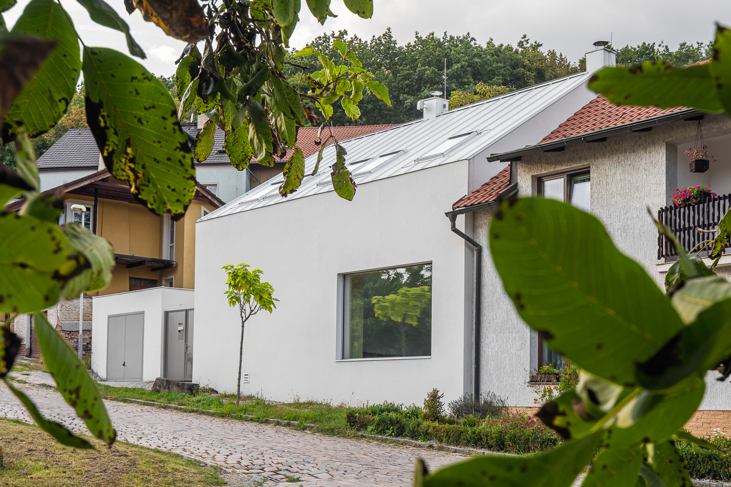 Hlavnou myšlienkou obnovy domu bolo vytvoriť logické prepojenie stavby a okolitého priestoru.