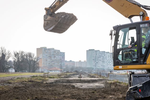 Výstavba električky v Petržalke. 