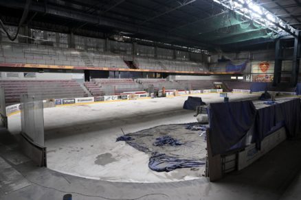 Modernizácia hokejového štadióna Pavla Demitru v Trenčíne pokračuje treťou fázou. Investícia do rekonštrukcie opláštenia strechy, príprav do výmeny vzduchotechniky a osvetlenia predstavuje približne 2,5 milióna eur