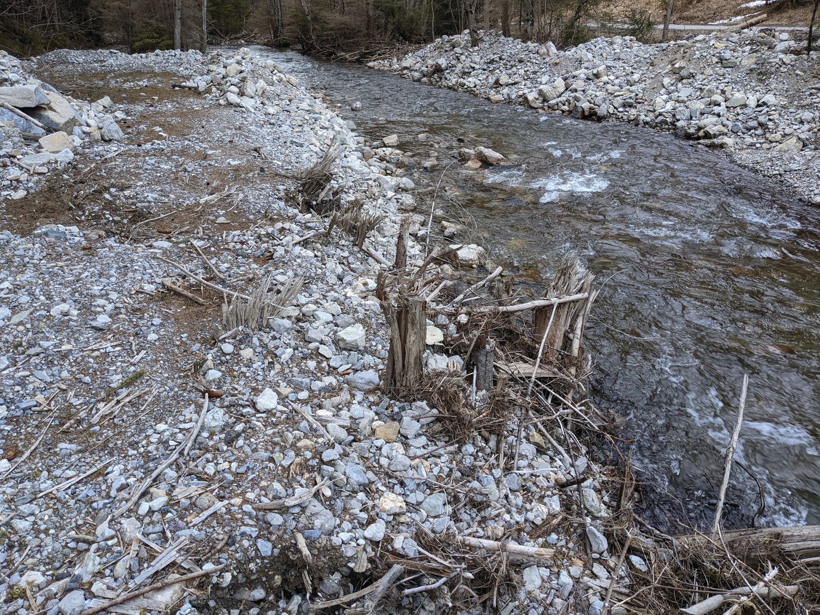 Nevhodná úprava koryta prehĺbením na potoku Ľubčianka. Materiál z dna toku bol uložený na breh, čím sa odrezali riečne ramená. Takýto tobogan zrýchli odtok vody a spôsobí problémy na toku nižšie.