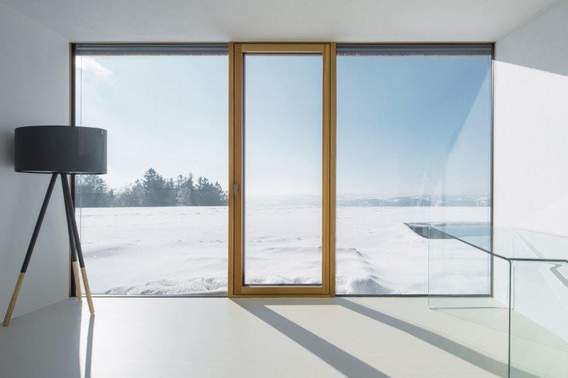 Okná, ale aj interiérové dvere architekt vybavil kovaním MAXIMAL a MINIMAL z dielne výrobcu M&T, ktoré plne korešpondujú s minimalistickým štýlom celého interiéru.