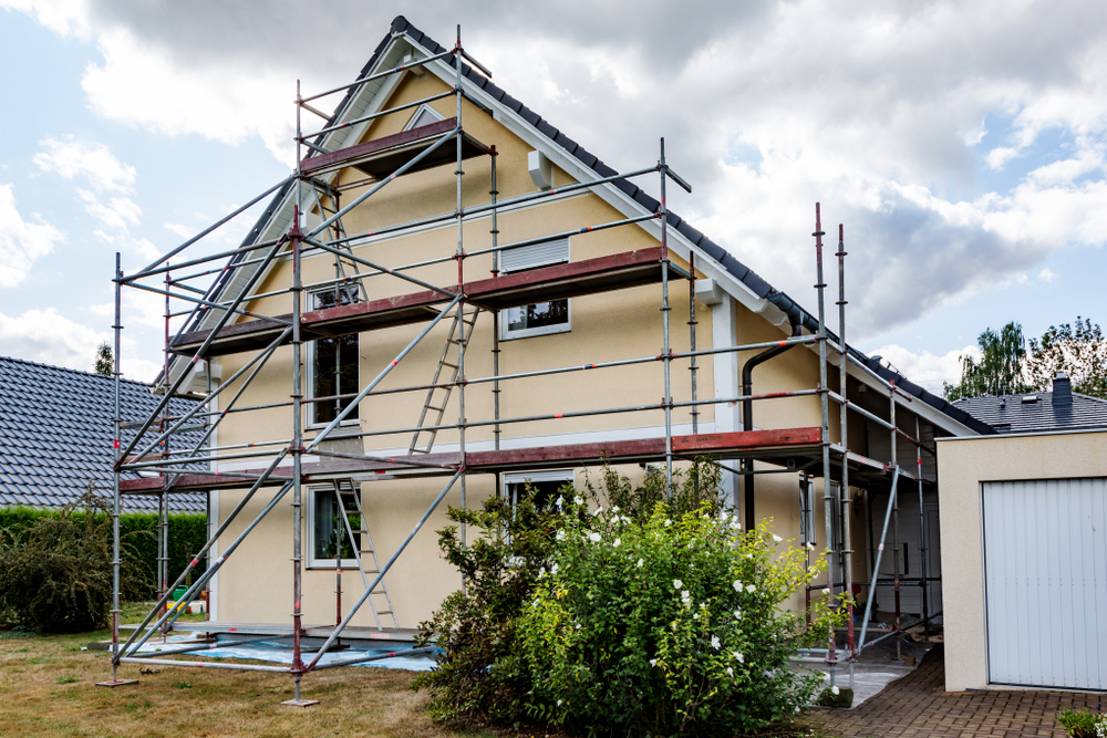 Pri kvalitne urobenom zateplení fasády a strechy nie je problém dosiahnuť 50 % úsporu spotreby primárnej energie