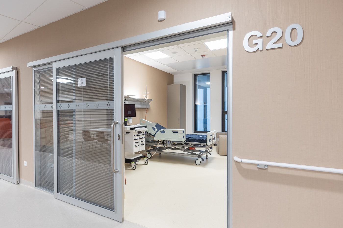 Izby uzatvárajú posuvné zasklené dvere so žalúziami, ktoré poskytujú pacientom súkromie.