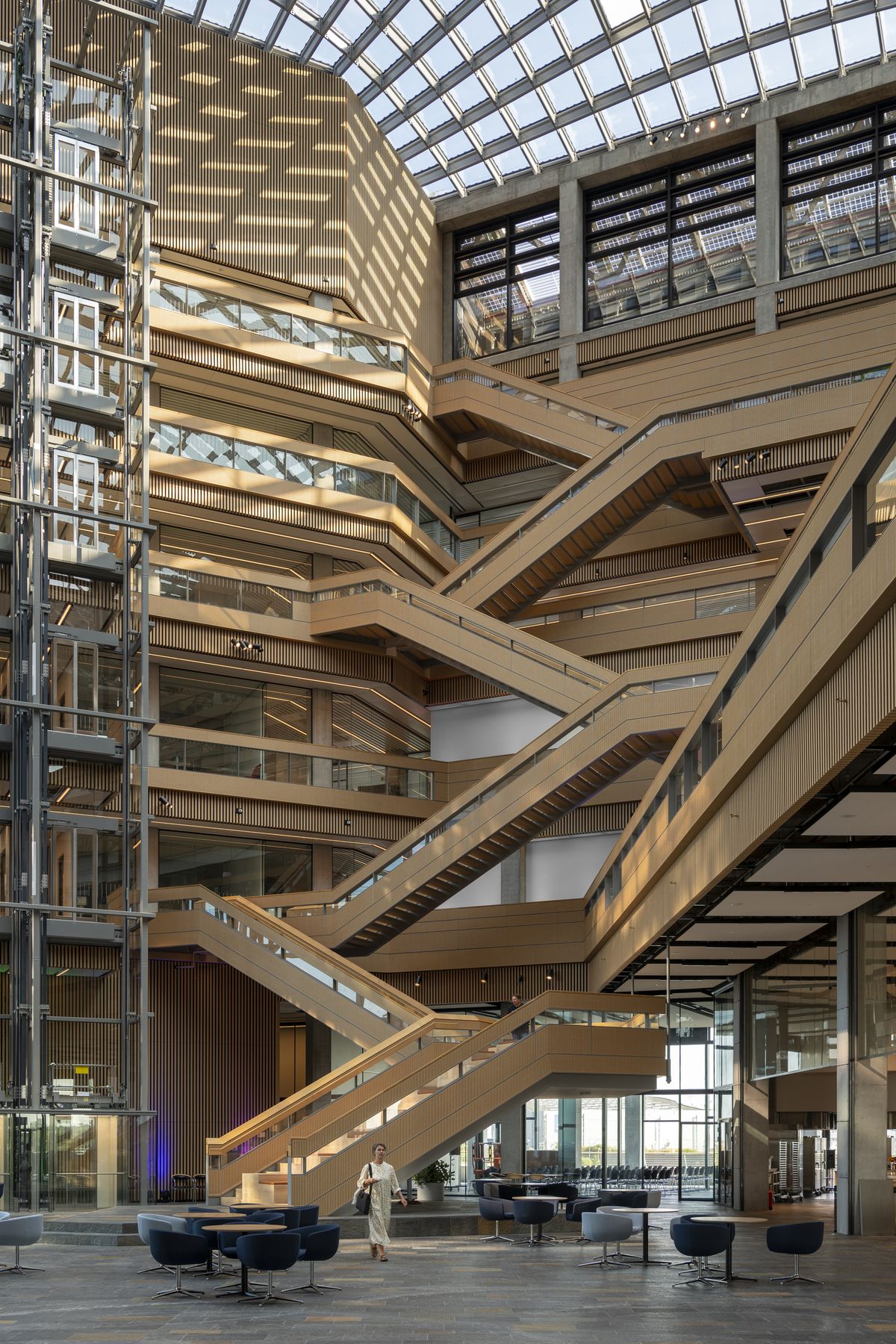 Zo vstupnej haly sa zamestnanci dostanú na jednotlivé poschodia buď schodiskom, alebo zasklenými výťahmi.