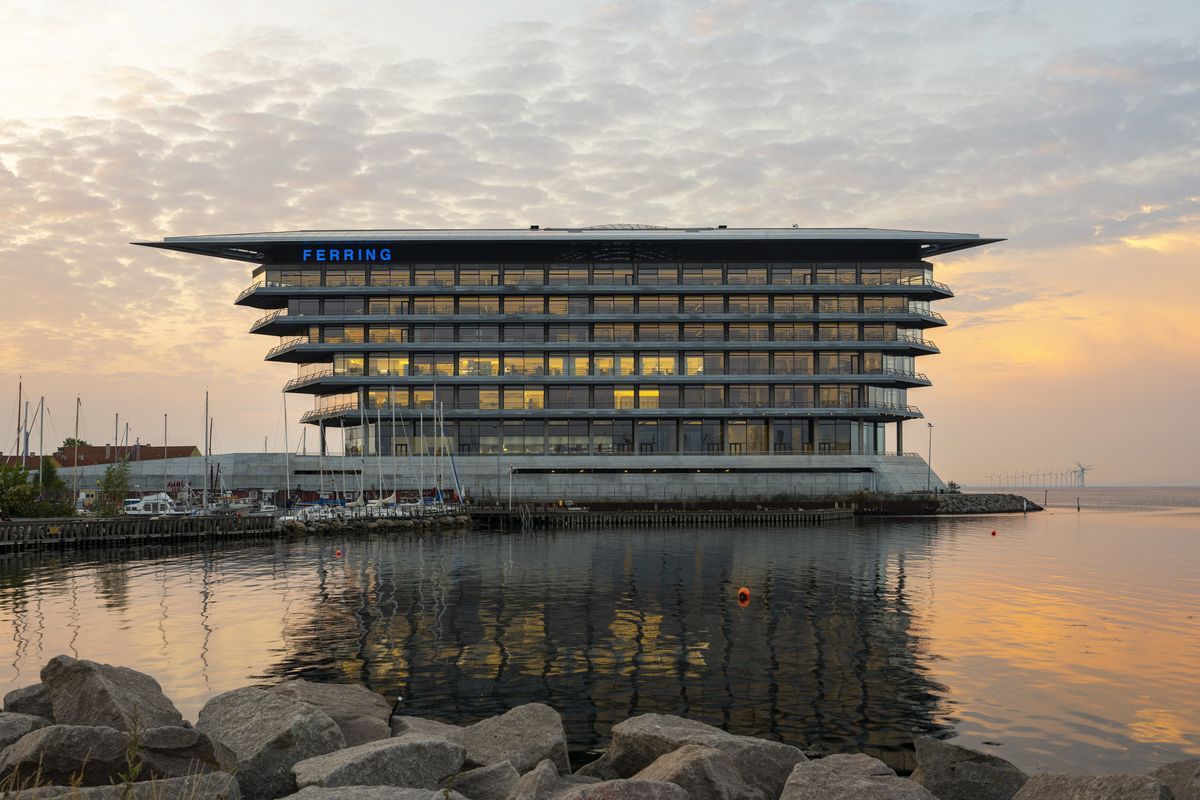 Architektúru aj výber materiálov ovplyvnilo drsné severské počasie, keďže sa budova nachádza pri Baltskom mori.