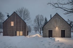 Dom a stodola, ktoré harmonicky splynuli s okolím Jizerských hôr