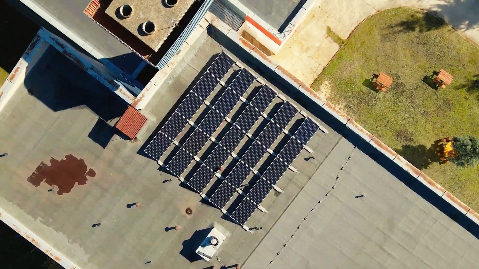 Solárne panely na budove Spojenej školy Jána Pavla II. pokryjú časť spotreby energie.