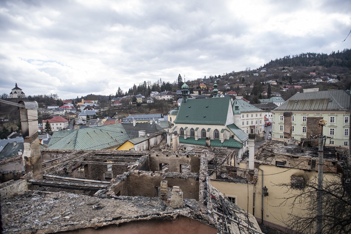 Snímka historických budov po požiari v centre mesta Banská Štiavnica