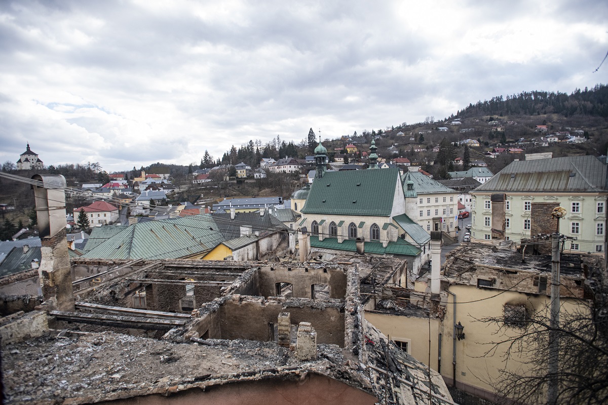 Snímka historických budov po požiari v centre mesta Banská Štiavnica.