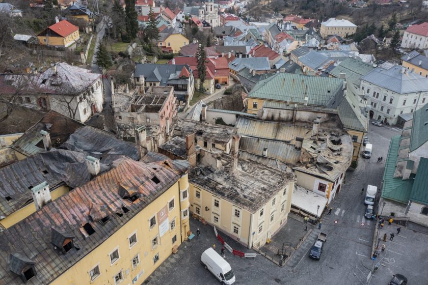 etecká snímka historických budov po požiari v centre mesta Banská Štiavnica.