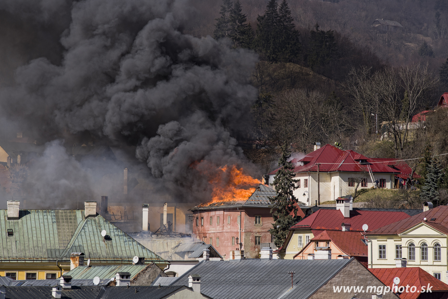 Rozsiahly požiar v Banskej Štiavnici zasiahol v rôznom rozsahu sedem budov v historickom centre mesta.