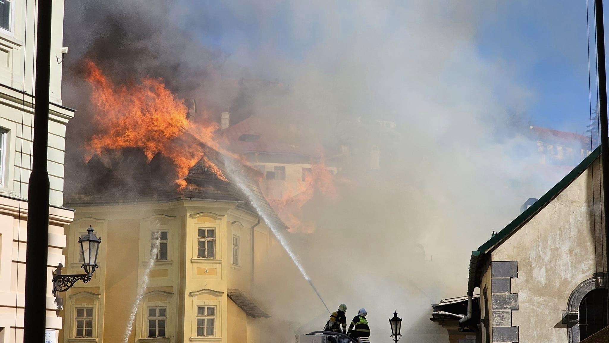 Požiar v Banskej Štiavnici poškodil až sedem budov.