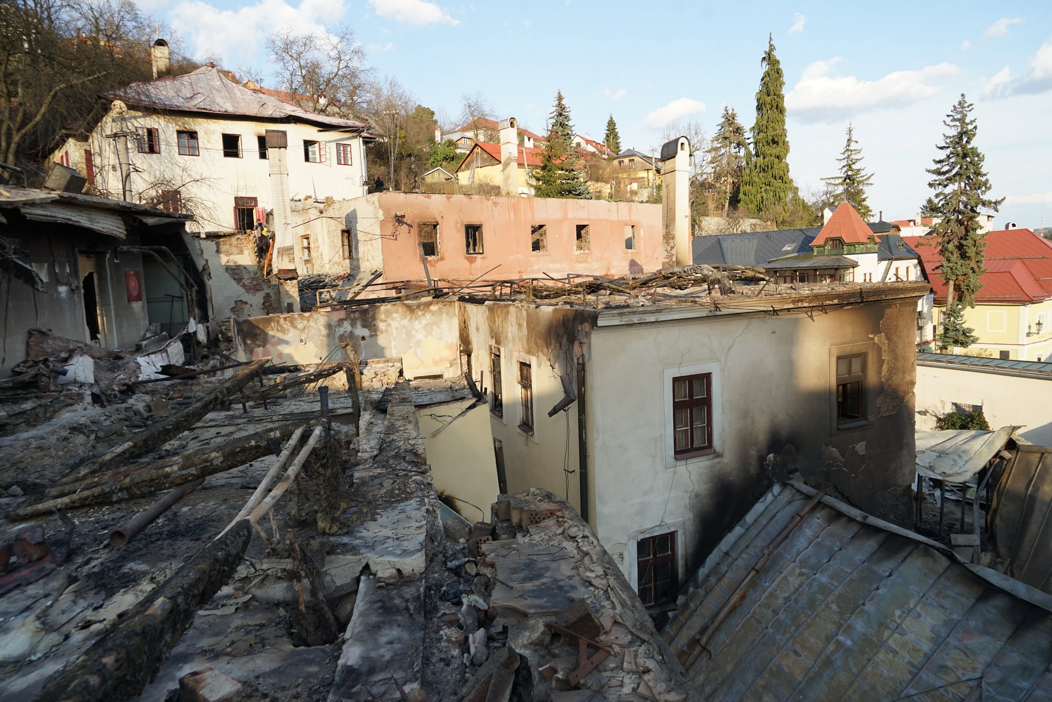 Včera sme po improvizovanom zasadnutí krízového štábu na pracovisku Fakulty architektúry (na Trojičnom námestí hrozil výbuch plynu) zrealizovali obhliadku stavu poškodených historických objektov. Súčasťou expertnej skupiny boli zástupcovia Ministerstva kultúry, Mesta Banská Štiavnica, Pamiatkového úradu, vlastníci, statici a technológovia. Začína sa kreovať plán na zastrešenie objektov. Viac postupne dnes.