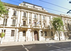 Začína sa obnova Karáčoniho paláca. Prídu tam vládni úradníci z Park One, škôlka nebude