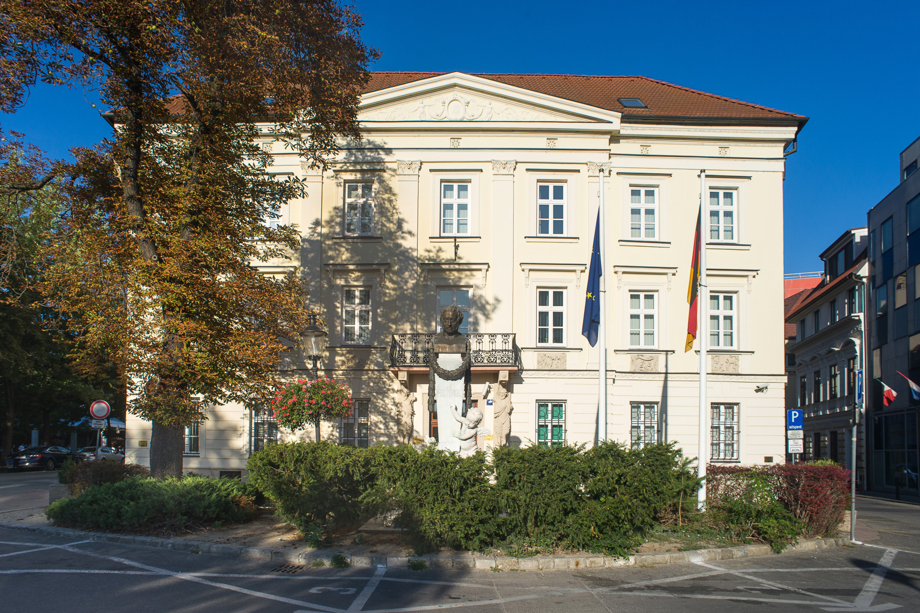 Budova na Hviezdoslavovom námestí 10 v Bratislave, kde je sídlo nemeckej ambasady.