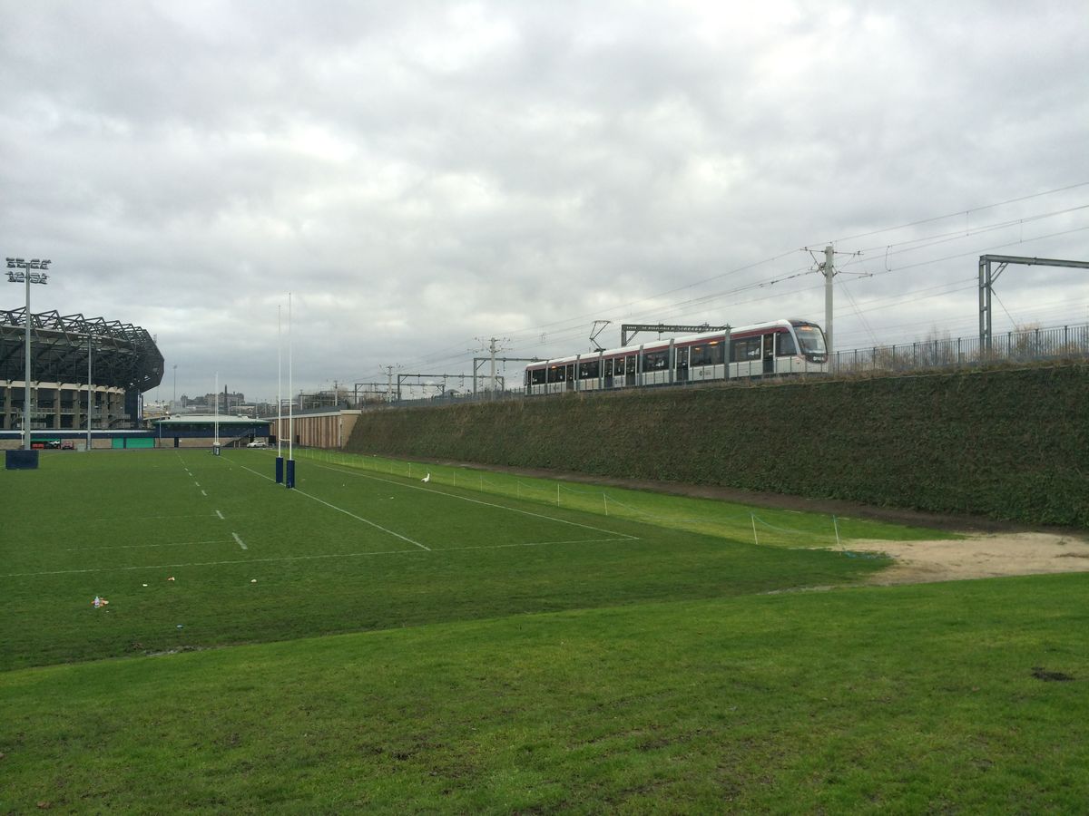 Obr. 4 Vystužený strmý svah TensarTech® GreenSlope pri Murrayfield Stadium.