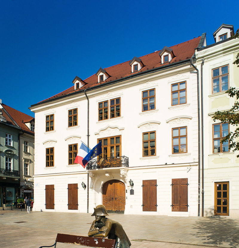 Palác na Hlavnom námestí 7 v Bratislave, kde sídli francúzska ambasáda.
