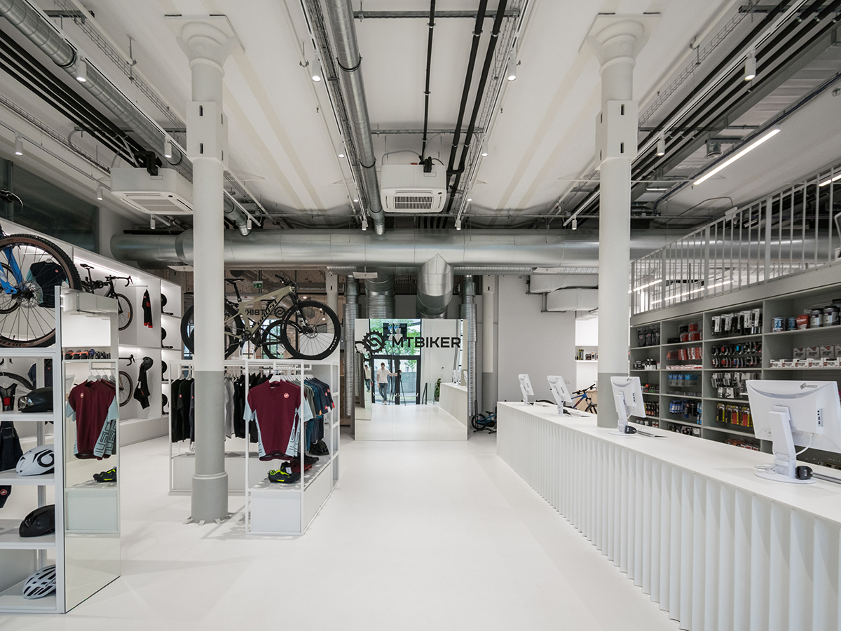 Showroom pozostáva z predajne, výdajne tovaru, servisu bicyklov a mezanínu 