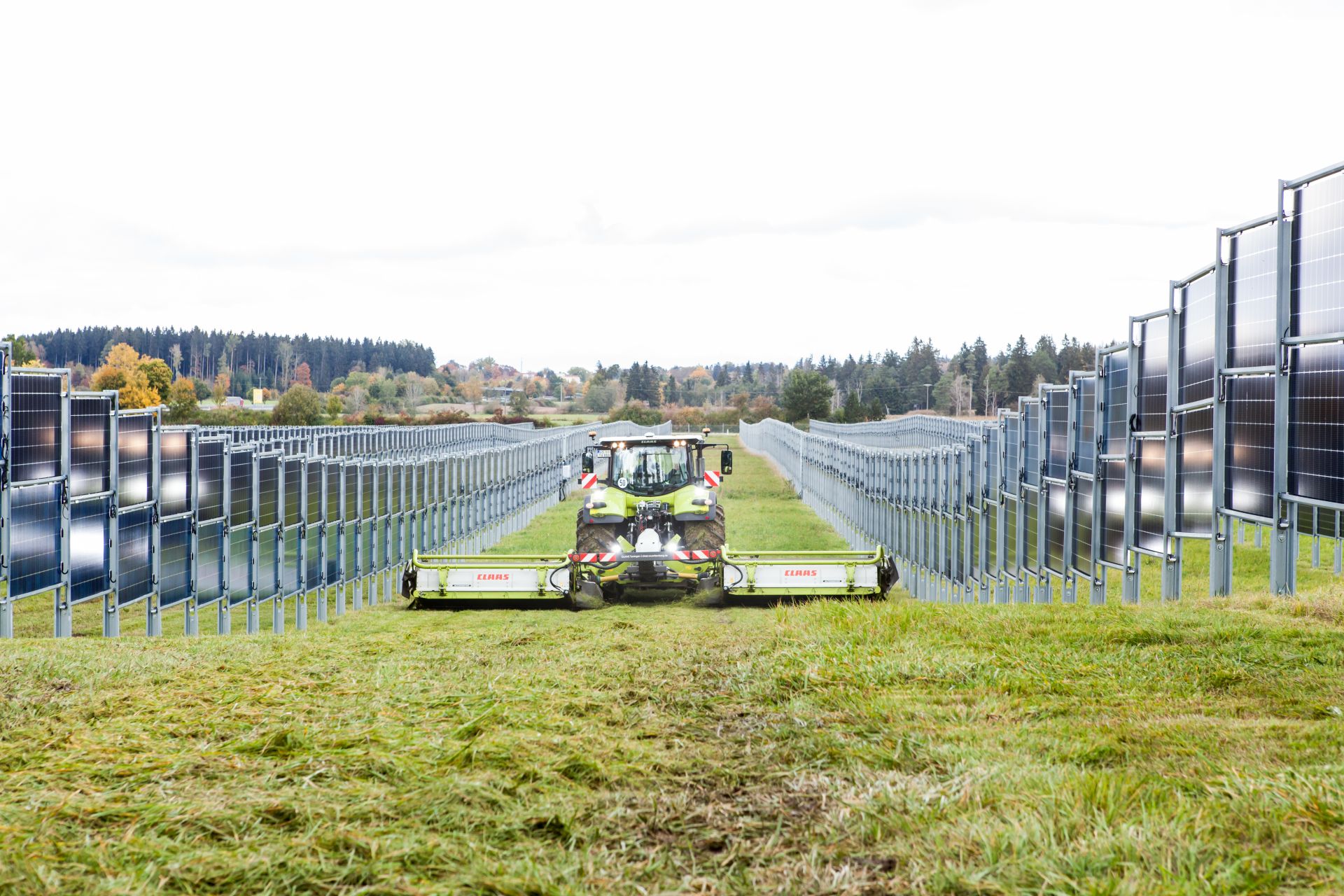 Agrovoltické systémy nie sú prekážkou ani pre ťažké stroje. 