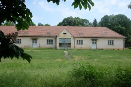 Bývalá budova meštianskej školy v Esteházyho parku v Galante.