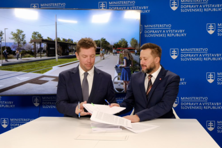 Podpis zmluvy: zľava minister dopravy Andrej Doležal a primátor Bratislavy Matúš Vallo