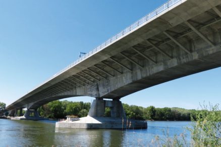 Pohľad na most cez Dunaj.
