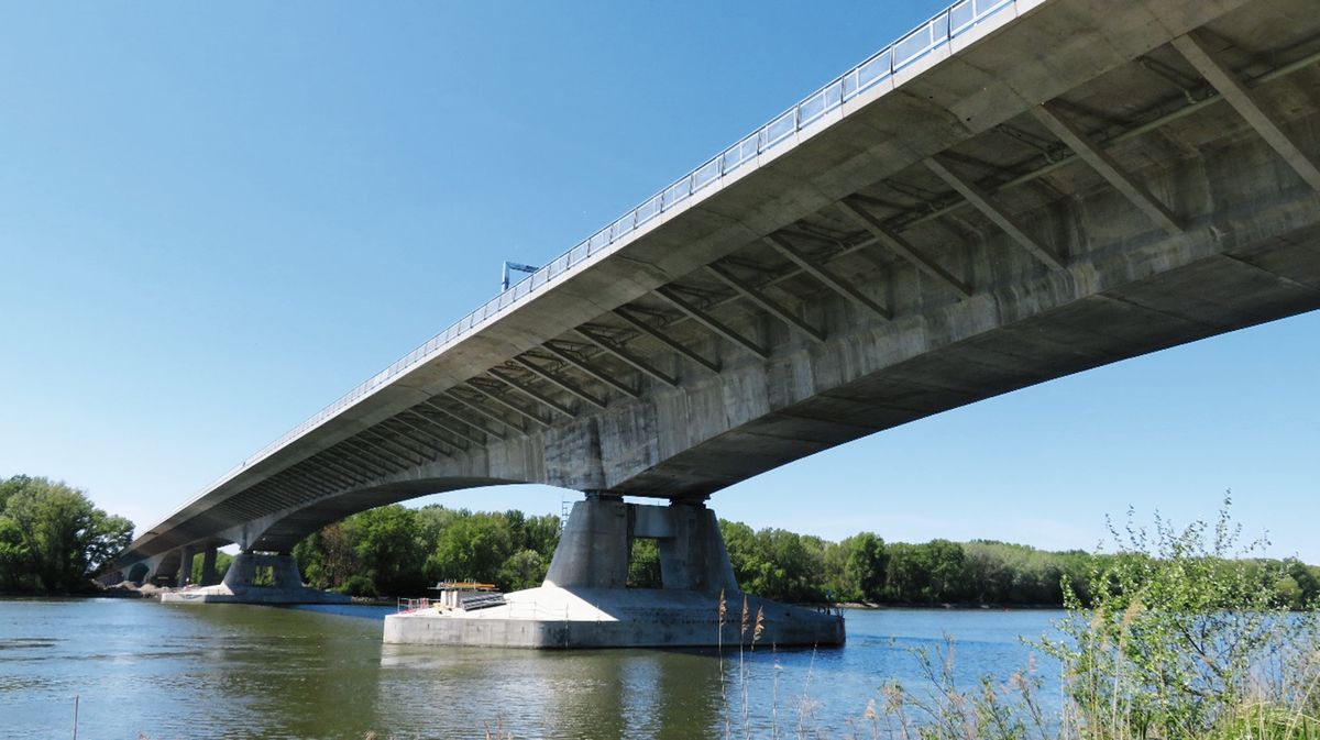 Pohľad na most cez Dunaj.