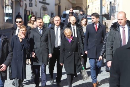 a snímke zľava dočasne poverený predseda vlády SR Eduard Heger a uprostred primátorka Banskej Štiavnice Nadežda Babiaková počas výjazdového rokovania vlády v Kultúrnom centre v Banskej Štiavnici 5. apríla 2023.