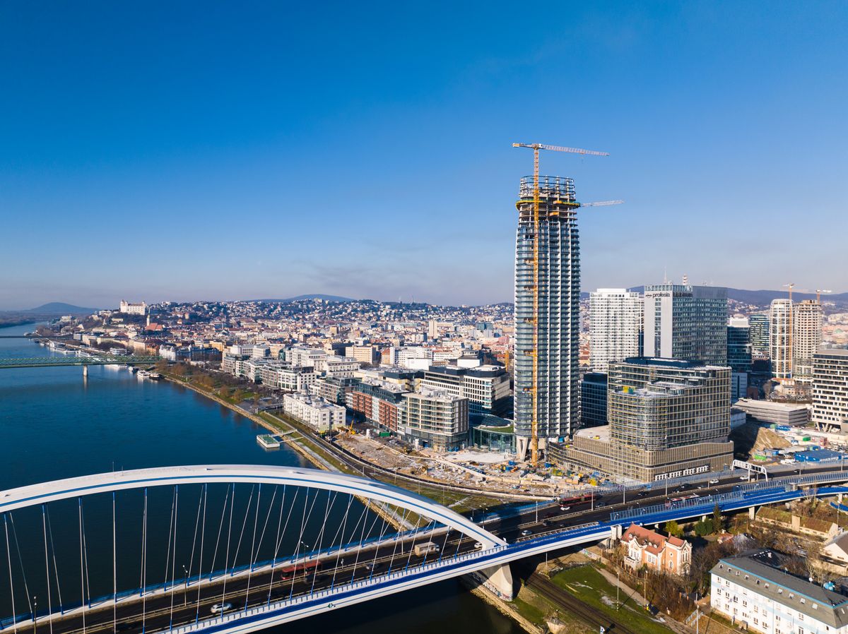 Dominantou nábrežnej štvrte Eurovea je prvý slovenský mrakodrap Eurovea Tower s výškou 168 metrov.