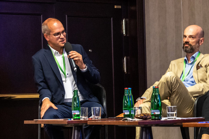 Juraj Suchánek (IUR) vľavo na konferencii Development Summit 2022.