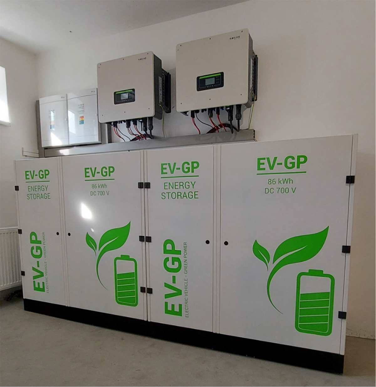 Úložisko energie pre firmy – zostava „malá“ firma – lokálny zdroj: hybridný menič/zostava 2 × 20 kW, EV-GP batériové úložisko 2 × 62 kWh, 