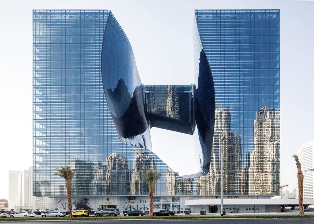 Dve prepojené veže The Opus na Dubajskom kanáli sú dielom svetoznámej architektky Zaha Hadid. V objekte je aj hotel ME Dubai.