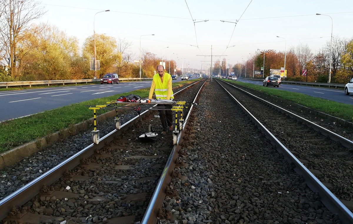 Obr. 2 Pomocný koľajový vozík (PKV), na ktorom je umiestnený GPR systém od firmy GSSi s anténami 200 MHz a 400 MHz a meracím počítačom. PKV je tlačený pešo. Meranie prebieha mimo osi koľaje