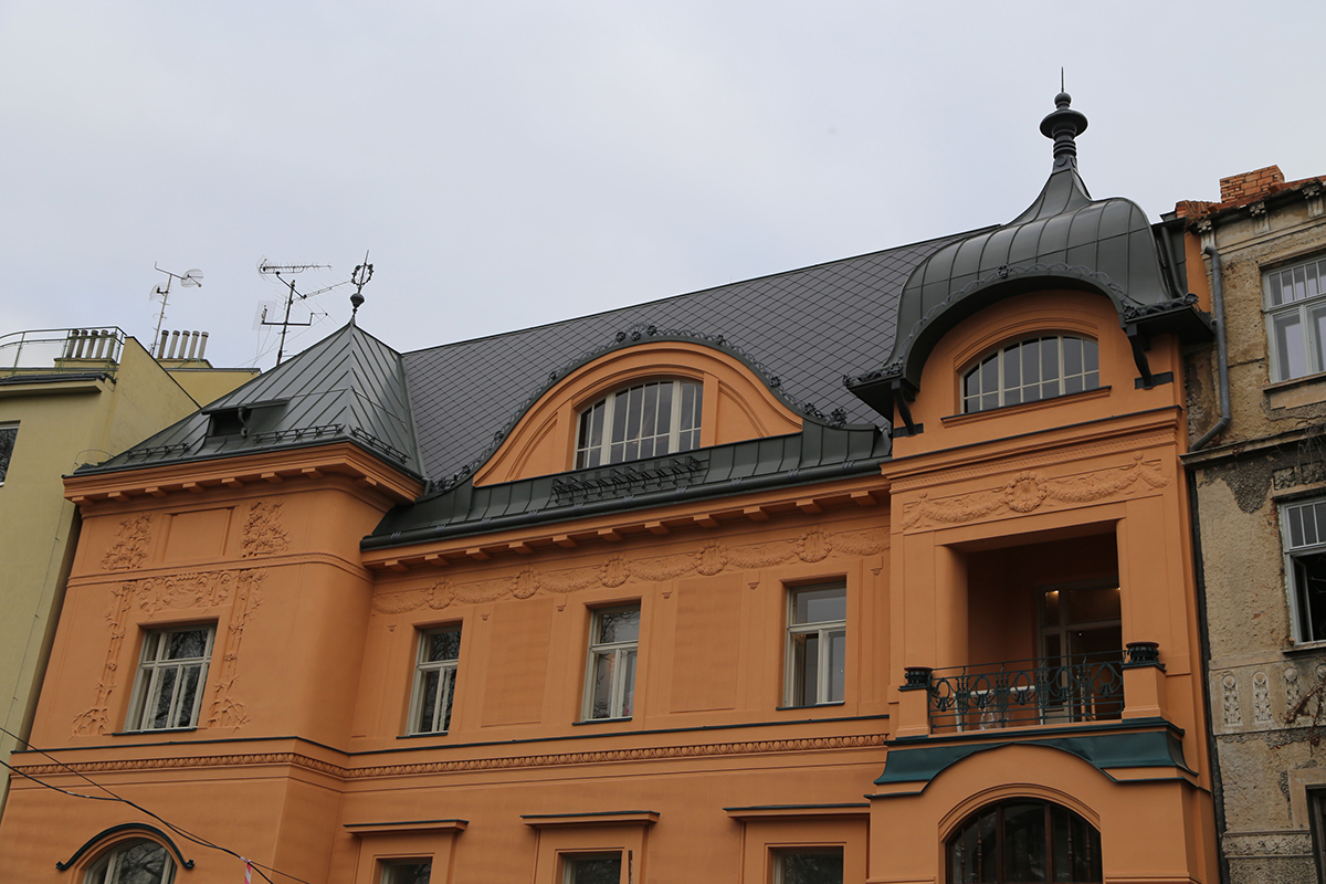 Vila Löw-Beer, Brno, Česká republika (foto 3) Architekt Alexander von Neumann Realizácia FALTON, spol. s ro.o. RHEINZINK- prePATINA schiefergrau, CLASSIC walzblank, dvojitá stojatá drážka