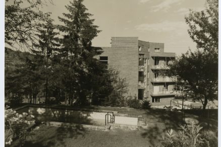 Dobová fotografia Kochovho sanatória a záhrady