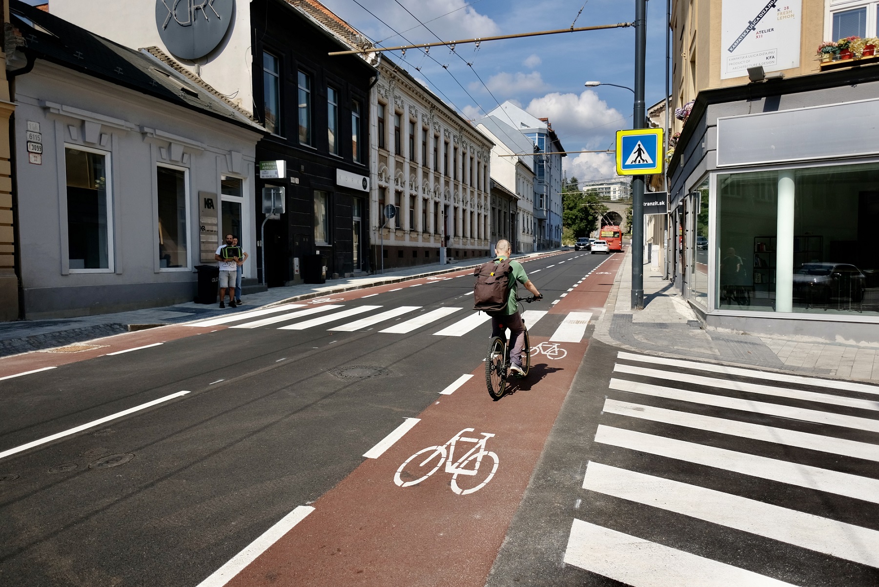 Ochranný pruh z výrazného pigmentovaného asfaltu zabezpečuje cyklistom väčšiu bezpečnosť na ceste. 