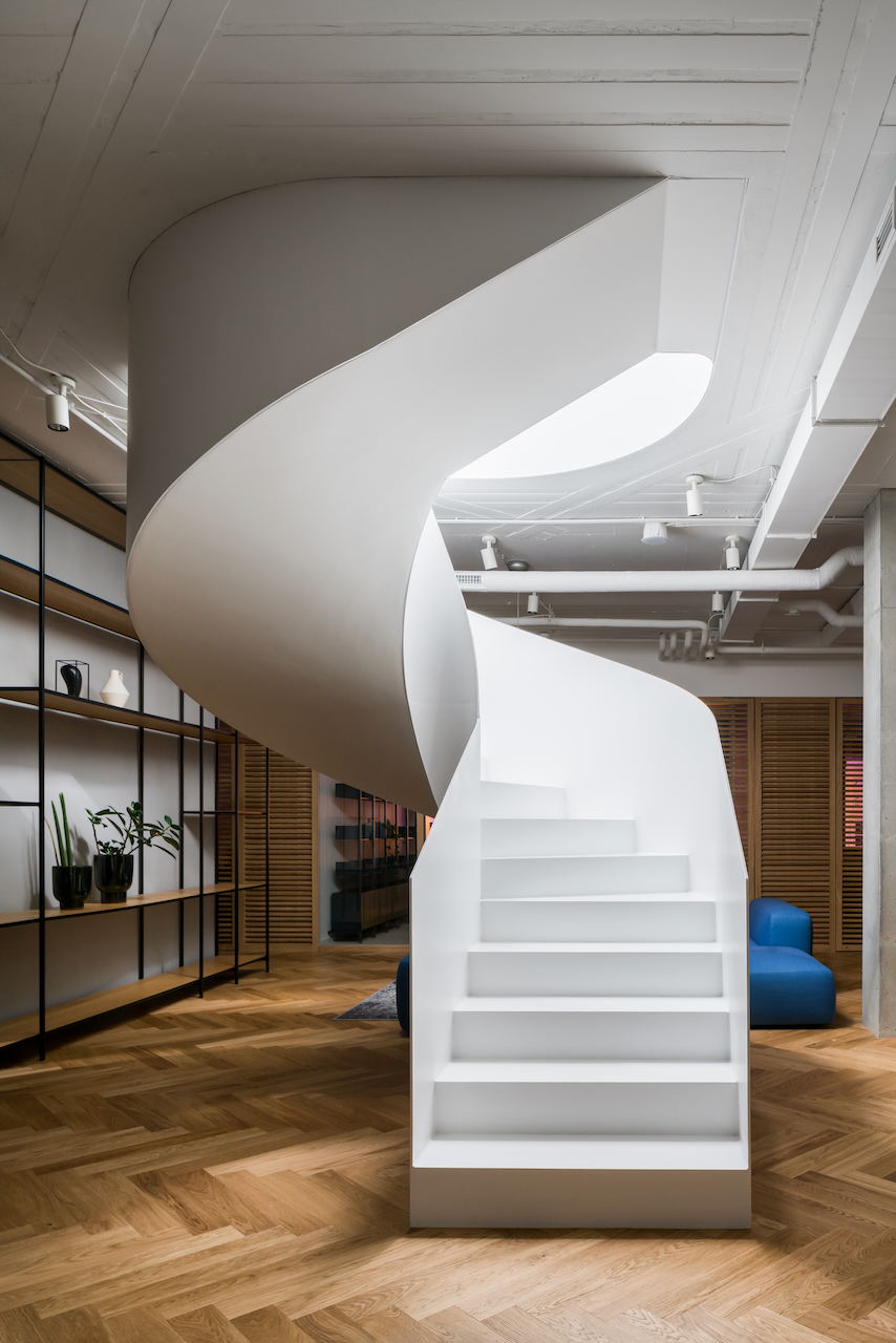 Dve poschodia kancelárií spoločnosti IPM Group boli prepojené atypickým špirálovým schodiskom na zlepšenie mobility zamestnancov.
