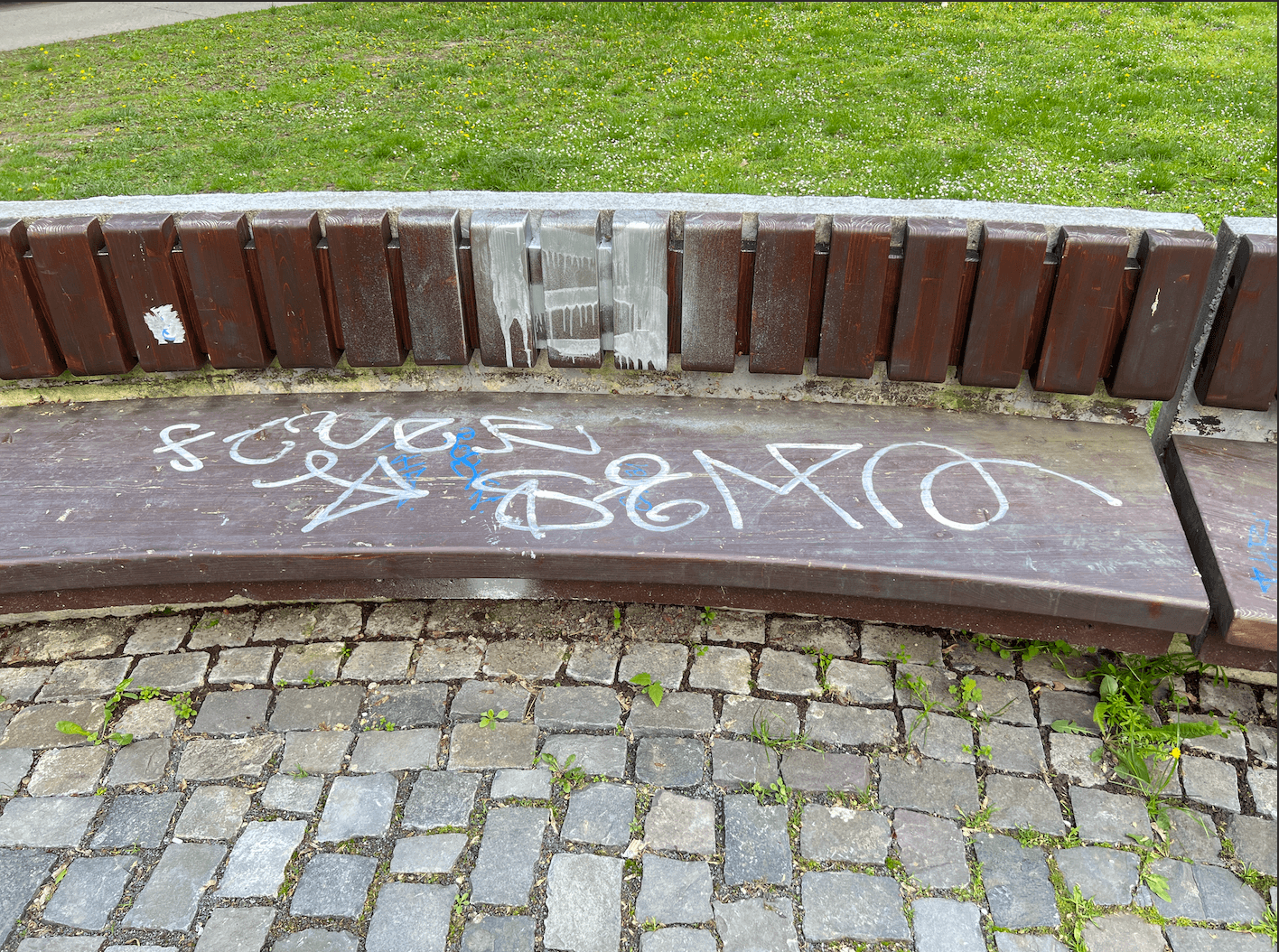 Grafiti na nedávno obnovených polkruhoch v Sade Janka Kráľa. 