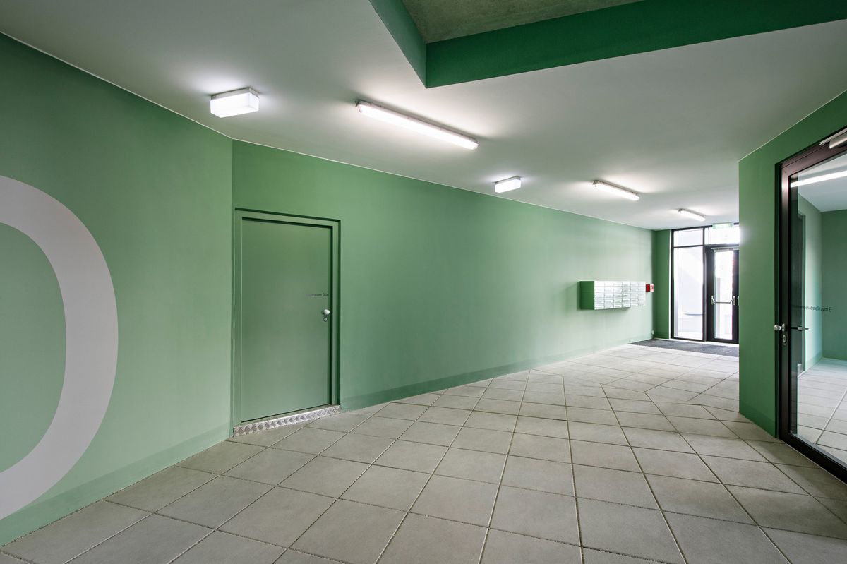 Presvetlené vstupné priestory sú v jednotlivých domoch farebne odlíšené a sprístupňujú byty a spoločenské miestnosti situované na prízemí.