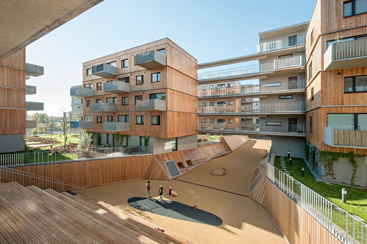 Poloverejná zóna nádvoria bytového komplexu D12 má podobu kaňonu so šikmými drevenými stenami. Slúži ako priestor na stretávanie aj ako ihrisko pre deti a mládež.
