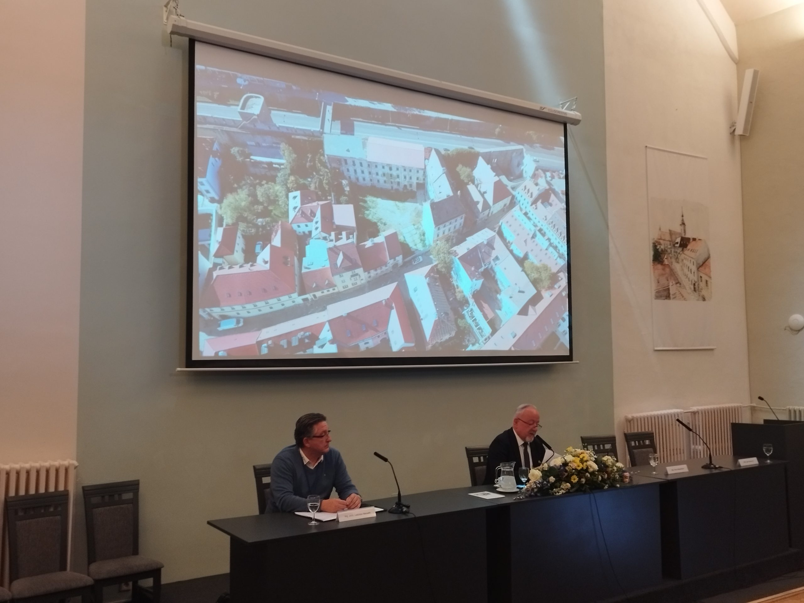 Architekt Ladislav Németh predstavuje projekr obnovy paláca počas konferencie o Kapitulskej ulici.