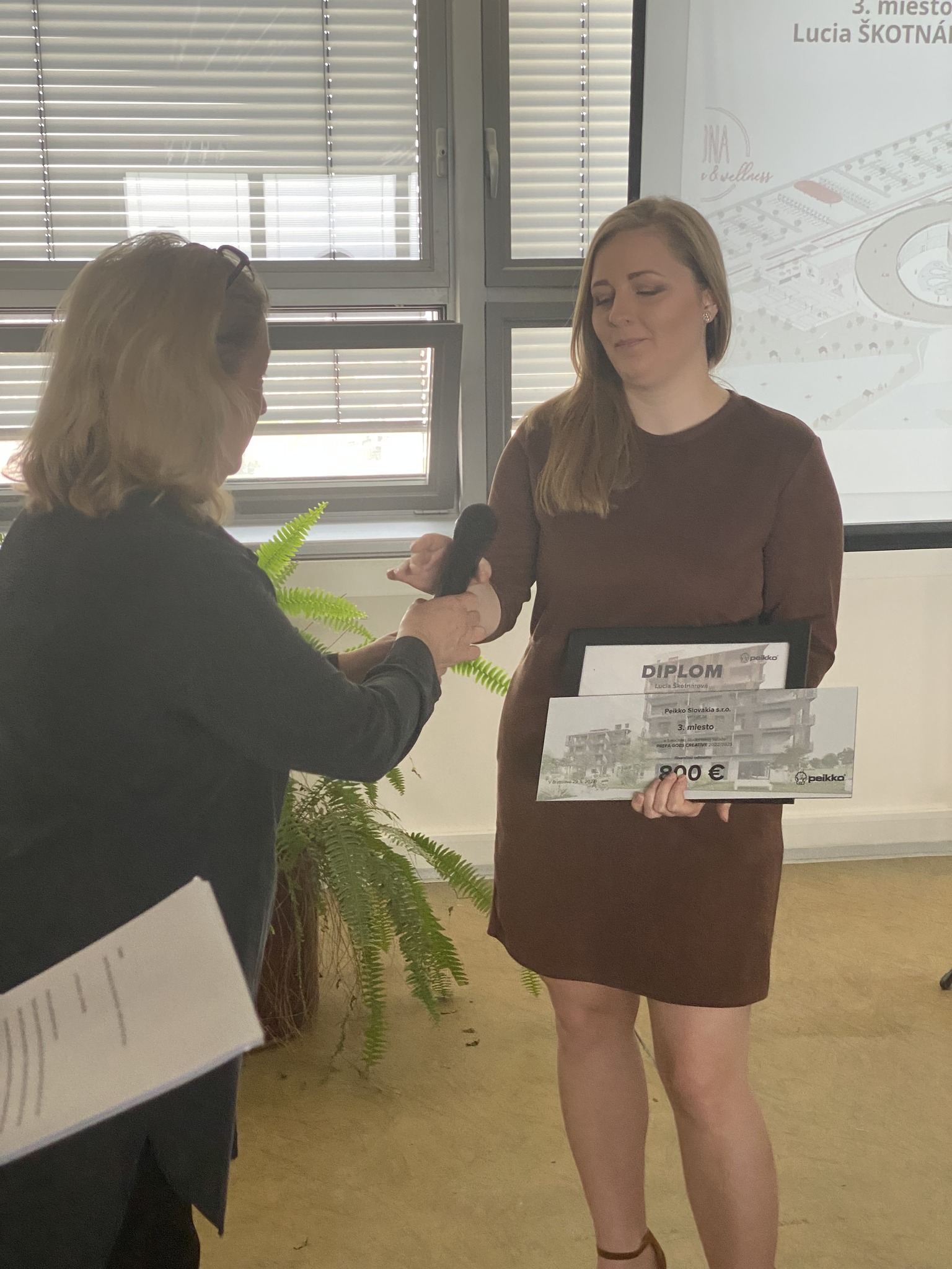 3. miesto získala Lucka Škotnárová a diplom si prevzala od pani architektky Nádaskej. Tešila sa aj z ocenenia Rady pre zelené budovy pre najudržateľnejšie uchopenie projektu.