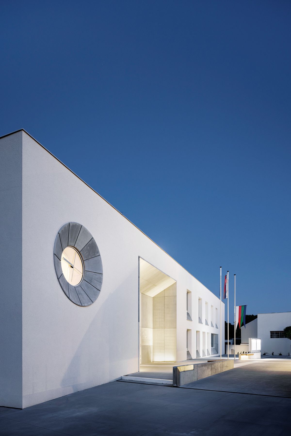 V roku 2014 mesto vypísalo na výstavbu novej radnice najväčšiu architektonickú súťaž od vzniku Slovenska. Víťazmi sa stali architekti z prešovského štúdia zerozero.
