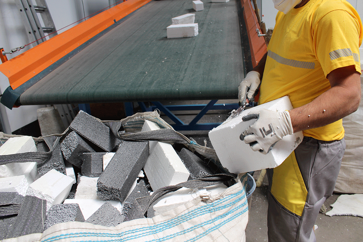 Odpadový polystyrén sa na linke musí pretriediť a očistiť od nečistôt. Vytriedený odpad sa odovzdáva ako zmiešaný stavebný odpad naspäť do zberných dvorov.