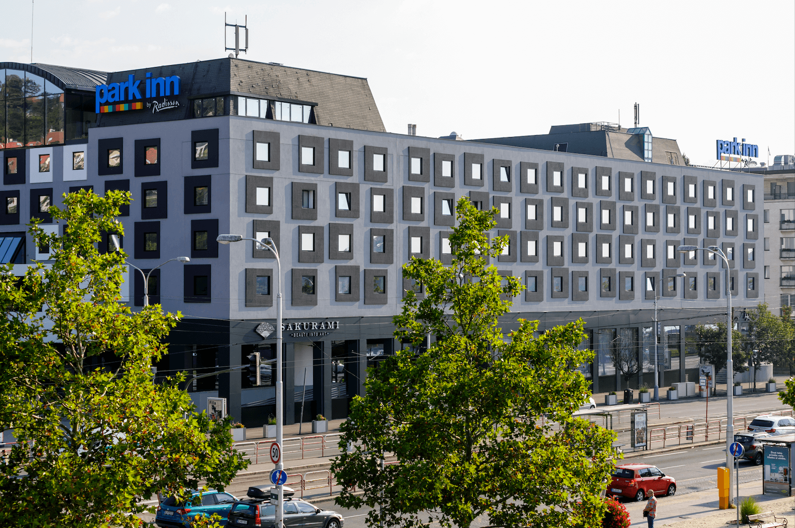 Aktuálny stav fasády hotela Park Inn by Radisson Danube.