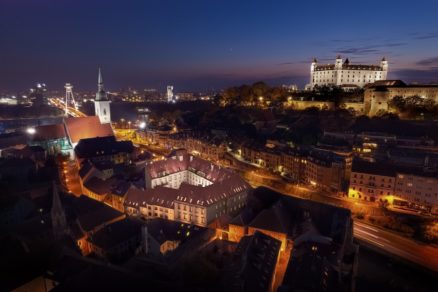 Zrekonštruovaný Esterházyho palác v nočnej panoráme Bratislavy