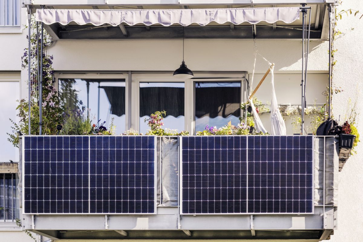 Solárne panely na balkóne môžu elektrinu predražiť, varujú odborníci